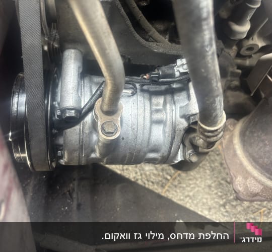 מדחס רכב עם צינורות וחגורה